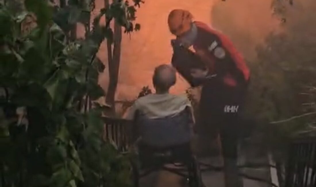 İzmir’deki yangından duygu dolu görüntüler: Mahsur kalanları ekipler böyle kurtardı İzmir'in Menderes ilçesinde başlayan ve Seferihisar‘da çok sayıda evi küle