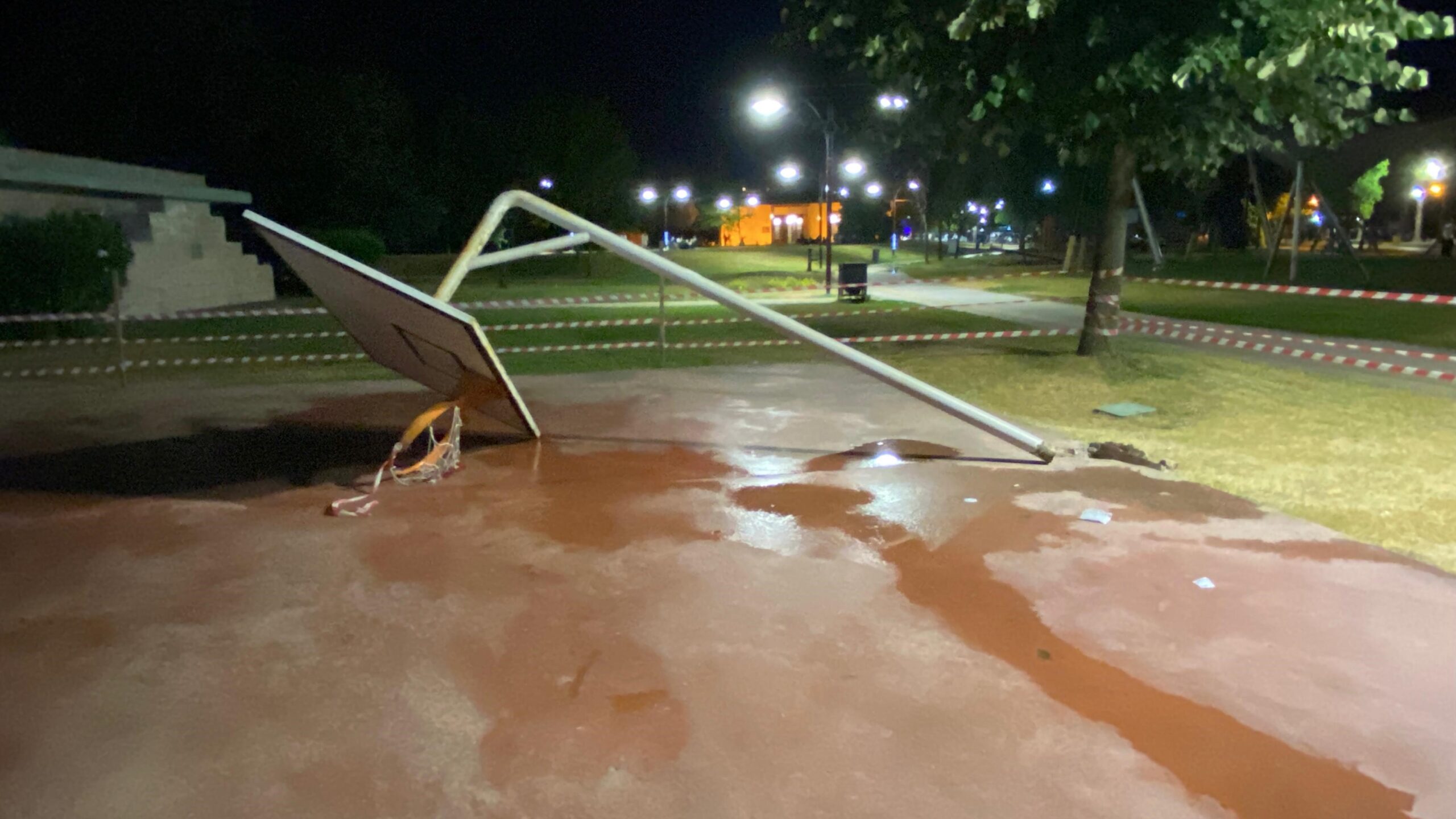Kocaeli'nin İzmit ilçesindeki bir parkta, bakımsız olduğu iddia edilen basketbol