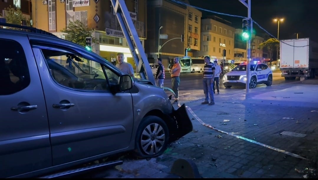 İstanbul Avcılar'da, iddialara göre aşırı hız nedeniyle kontrolden çıkan bir
