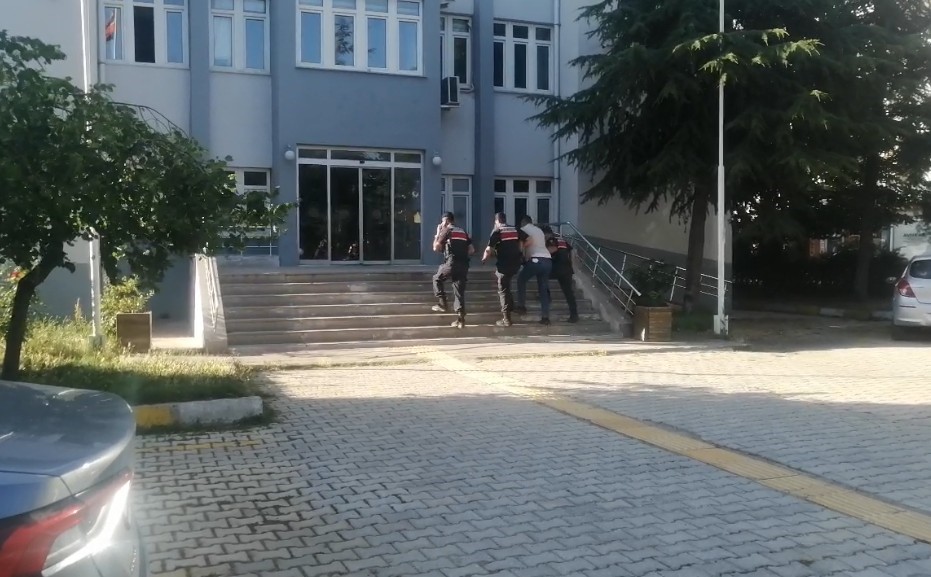 Isparta'nın Yalvaç ilçesinde meydana gelen trajik bir kazada, bir aracın