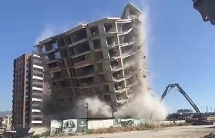 Hatay'da, Kahramanmaraş merkezli depremlerde ağır hasar gören 13 katlı bir