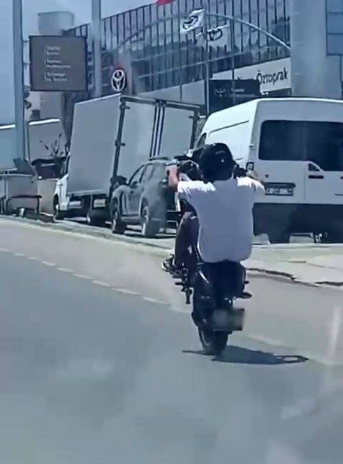 Hatay'da, trafiğin yoğun olduğu bir karayolunda tek teker üzerinde ilerleyen