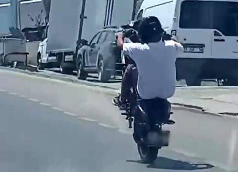 Hatay'da, trafiğin yoğun olduğu bir karayolunda tek teker üzerinde ilerleyen