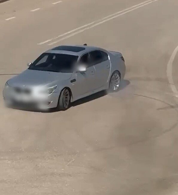 Gaziantep'te gerçekleştirilen trafik denetimleri sırasında, 'drift' yaparak trafiği tehlikeye düşüren