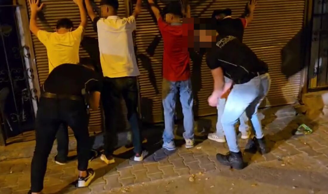 Adana'da, Narkotik Suçlarla Mücadele Şubesi ekiplerinin dört mahallede düzenlediği "Narkoalan"