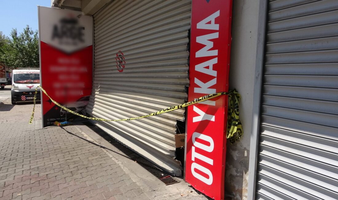 Mersin'de, kapalı bir oto yıkama dükkanında 3 genç, çalışır haldeki