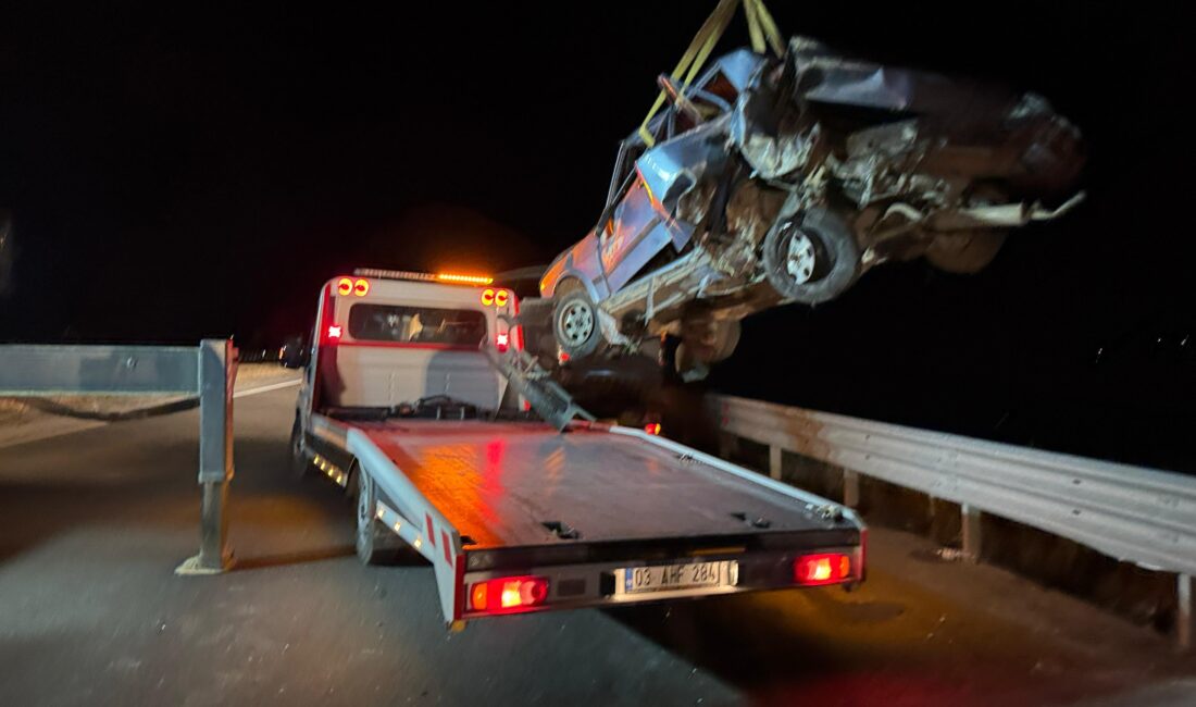  Afyonkarahisar’da minibüsün çarptığı ve ardından şarampole girerek parçalanan otomobilde 1