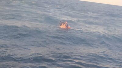 Tekirdağ'ın Marmaraereğlisi ilçesinde, şişme deniz simidiyle denize açılan bir baba