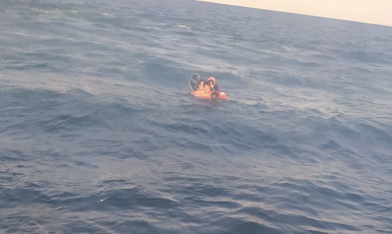 Tekirdağ'ın Marmaraereğlisi ilçesinde, şişme deniz simidiyle denize açılan bir baba