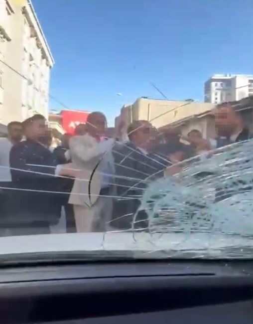 İstanbul'un Esenyurt ilçesinde, iddialara göre yolu trafiğe kapatan bir düğün