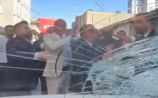 İstanbul'un Esenyurt ilçesinde, iddialara göre yolu trafiğe kapatan bir düğün