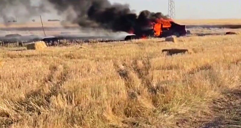 Aksaray'ın Eskil ilçesinde, hasadı yapılmış bir tarlada park halinde bulunan