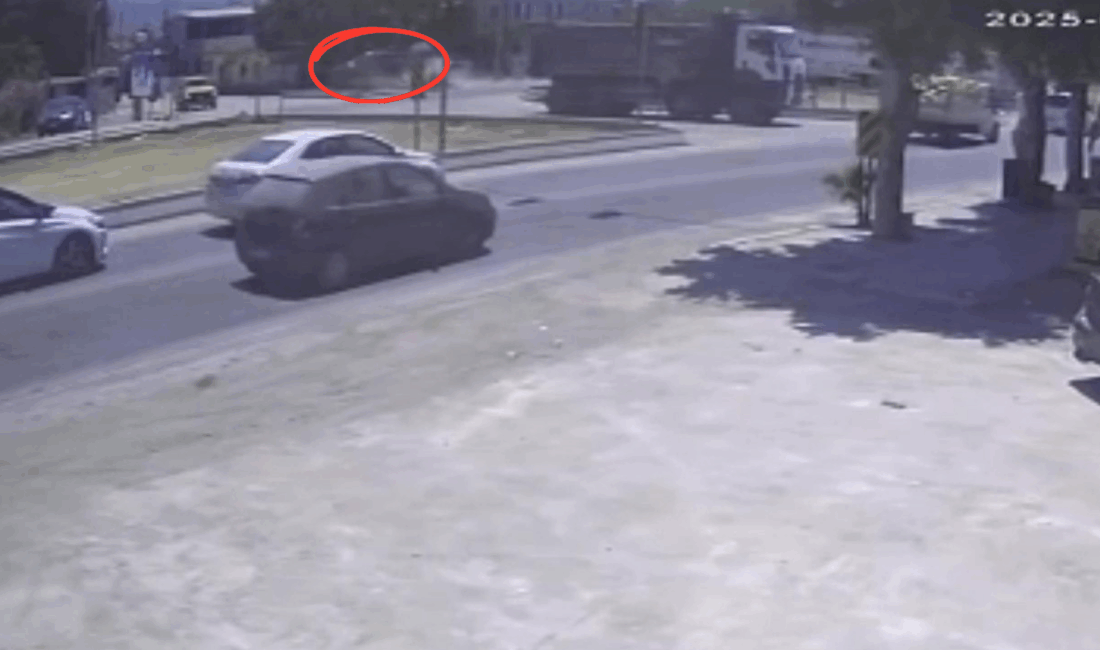 Hatay'ın Arsuz ilçesinde meydana gelen trafik kazasında, sürücüsünün direksiyon hakimiyetini