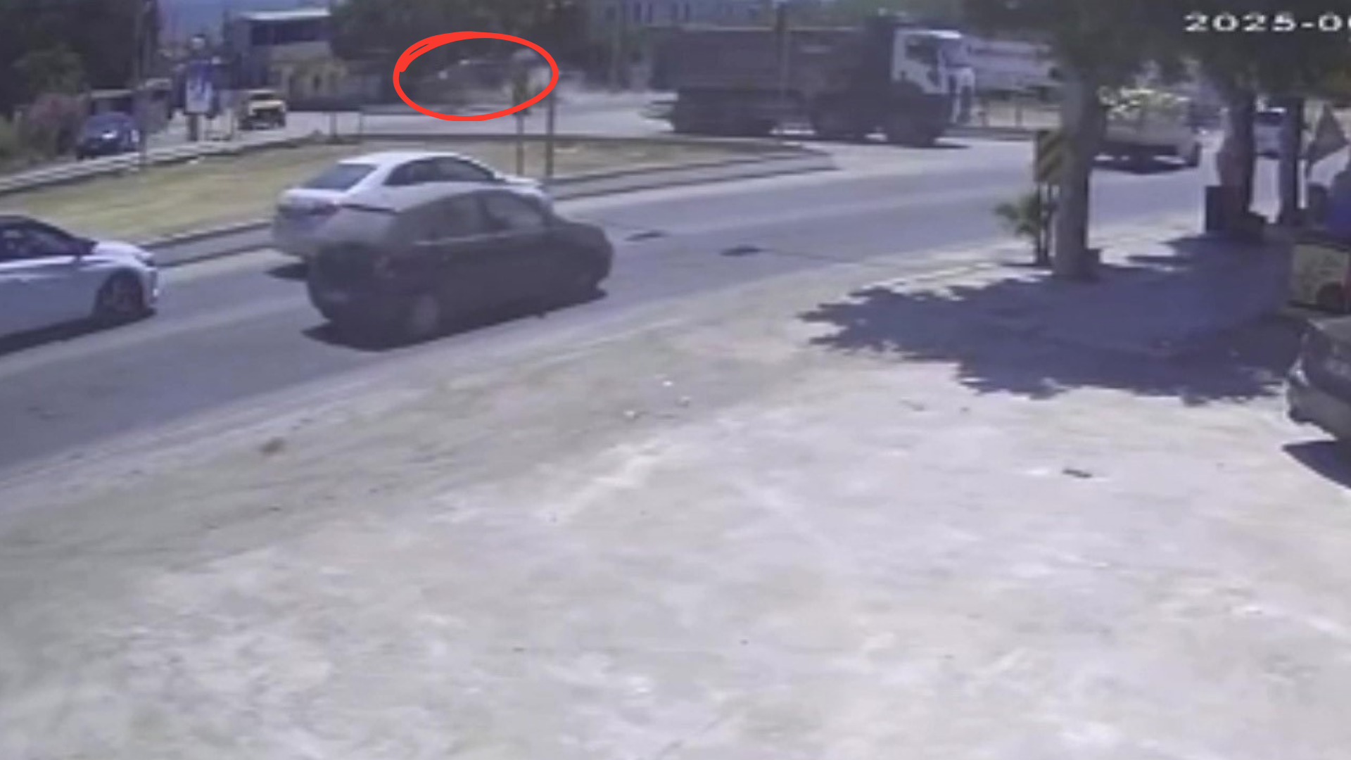 Hatay'ın Arsuz ilçesinde meydana gelen trafik kazasında, sürücüsünün direksiyon hakimiyetini