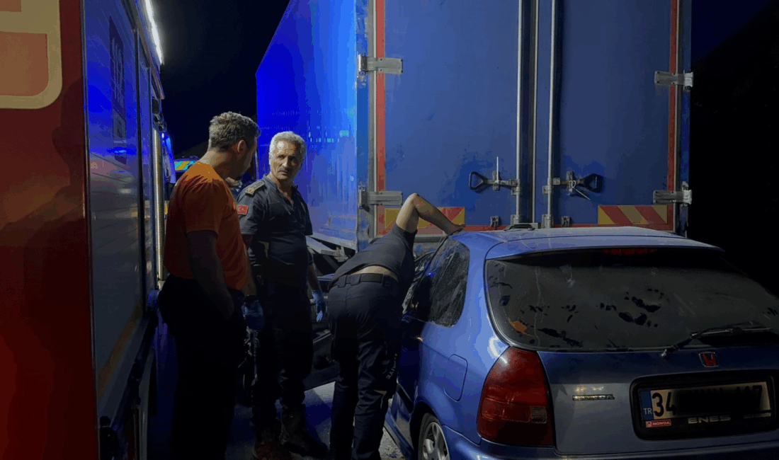 Bursa'nın Gemlik ilçesi otobanında, bir otomobilin seyir halindeki kamyona arkadan
