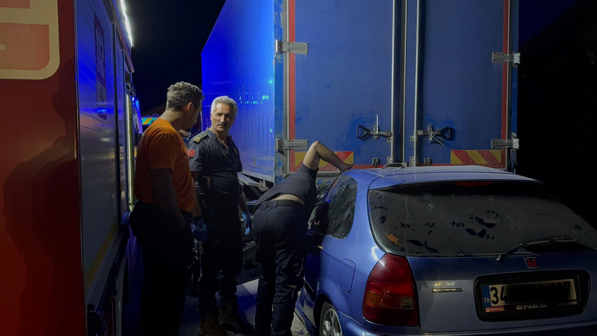 Bursa'nın Gemlik ilçesi otobanında, bir otomobilin seyir halindeki kamyona arkadan