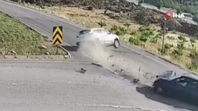 Gaziantep’te kavşaktaki araçlardan birinin kırmızı ışık ihlali yapması nedeniyle iki