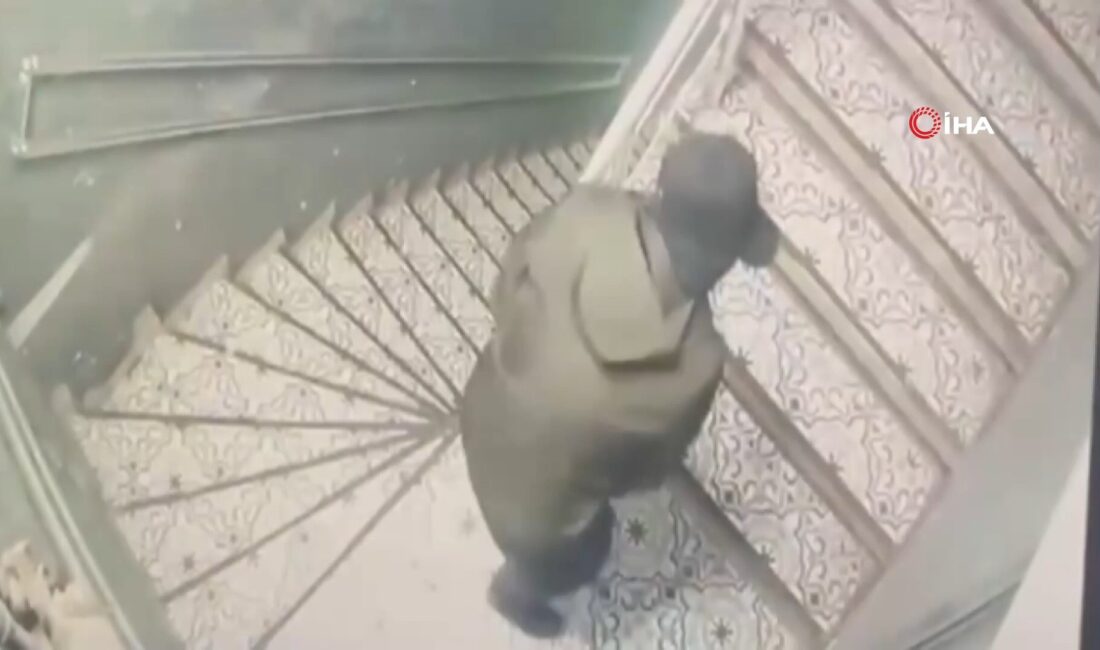 Kağıthane’de bir işyerine motosikletle gelen 2 şüpheli el bombası attı.