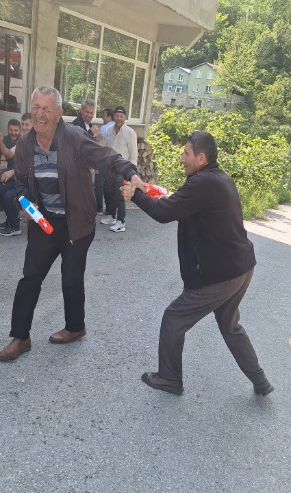 Trabzon’un Yomra ilçesinde Kurban bayramı nedeniyle bir araya gelen mahalle