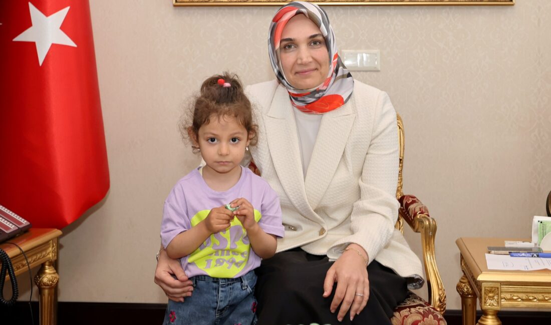 Vali Yiğitbaşı’na şehit kızından ziyaret Afyonkarahisar Valisi Doç. Dr. Kübra Güran Yiğitbaşı, Şehit Uzman Çavuş