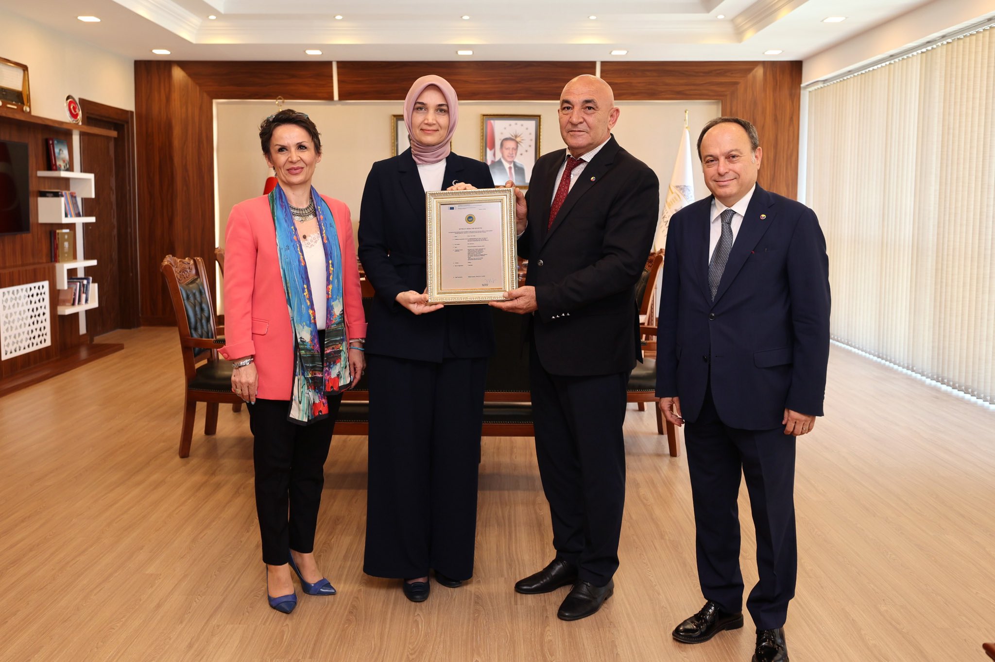 Afyonkarahisar Valisi Doç. Dr. Kübra Güran Yiğitbaşı, ATSO Başkanı Hüsnü