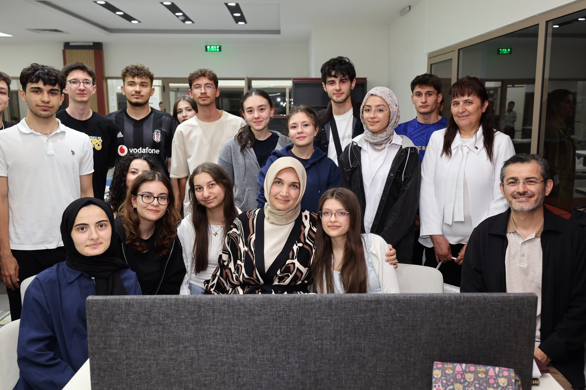 Vali Yiğitbaşı’ndan Gece Kütüphane Ziyareti: YKS Öğrencilerine Moral Desteği