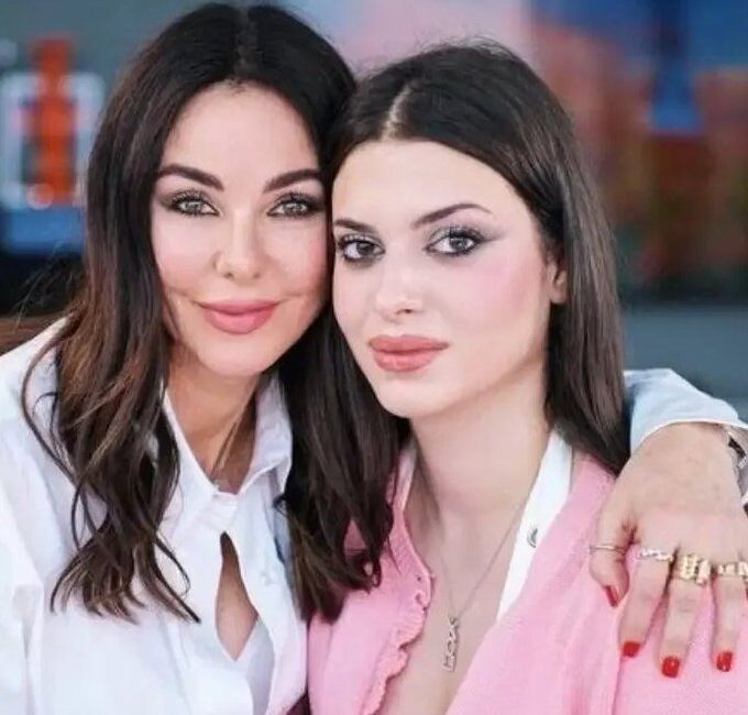 Defne Samyeli ve kızı Derin Talu, sahte bir kargo mesajına