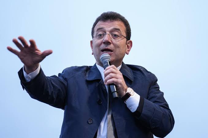İstanbul Büyükşehir Belediye Başkanı Ekrem İmamoğlu, gazeteci İsmail Saymaz’a verdiği