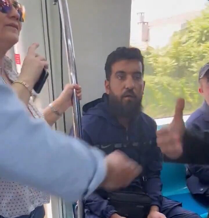 ⚠️ Marmaray’da yabancı uyruklu bir s*apık kadınların görüntüsünü çekerken yakalandı.