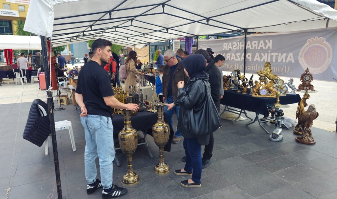 Afyonkarahisar Belediyesi ile Afyonkarahisar Antikaseverler Derneği iş birliğinde Zafer Meydanı’nda