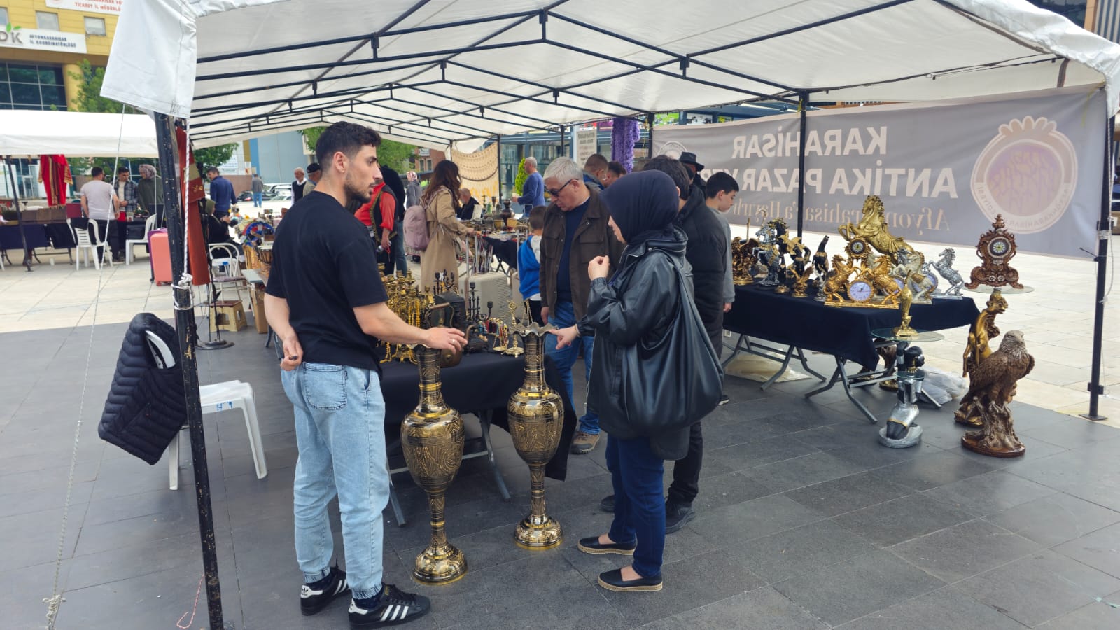 Afyonkarahisar Belediyesi ile Afyonkarahisar Antikaseverler Derneği iş birliğinde Zafer Meydanı’nda