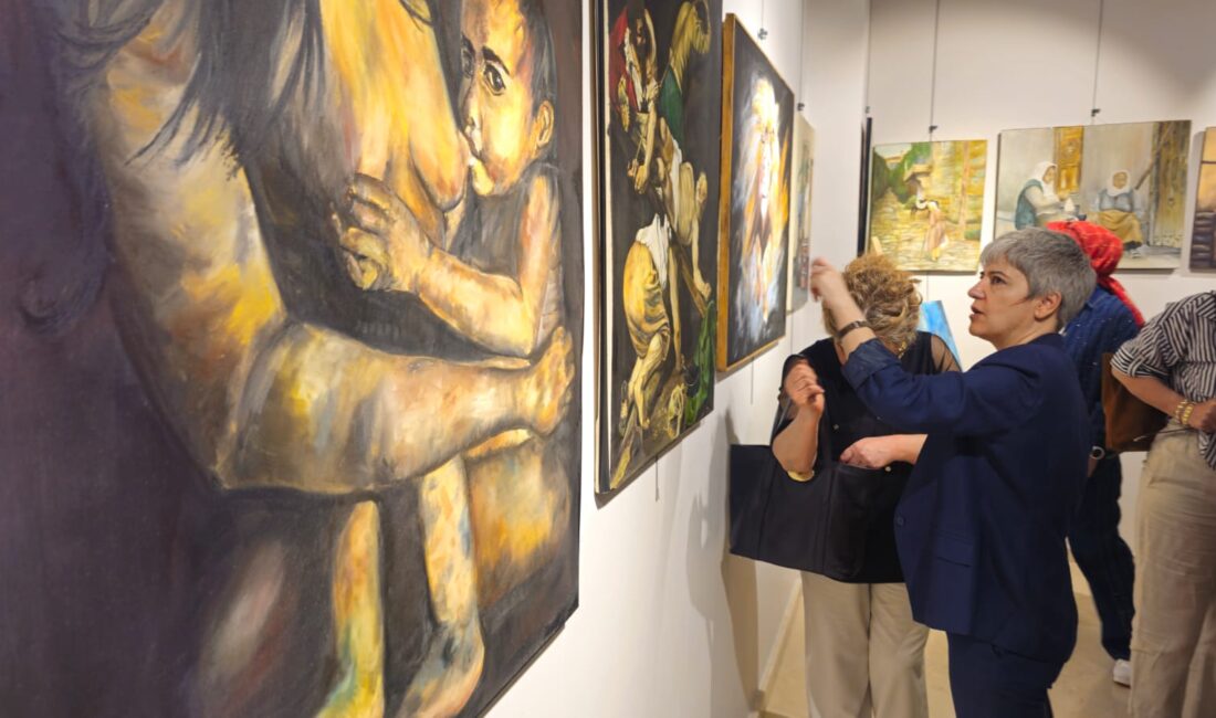 Afyonkarahisarlı ressam ve öğretmen Mine Özgen, ilk kişisel karma sergisini