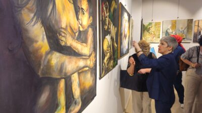 Afyonkarahisarlı ressam ve öğretmen Mine Özgen, ilk kişisel karma sergisini