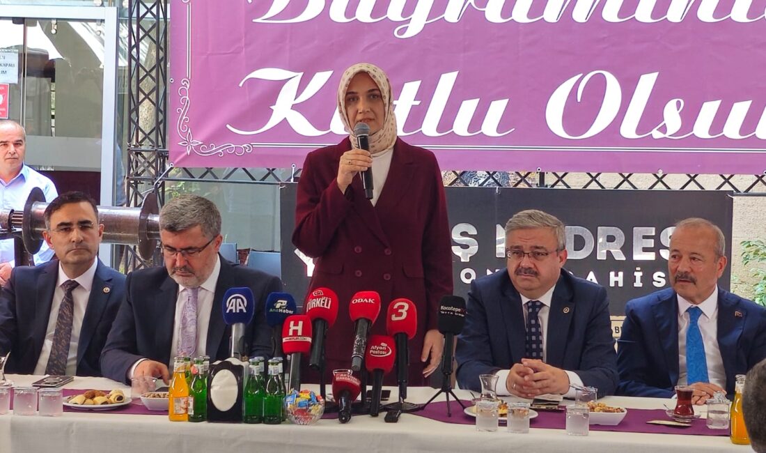 Afyonkarahisar'da Kurban Bayramı dolayısıyla Taş Medrese'de bayramlaşma programı düzenlendi.