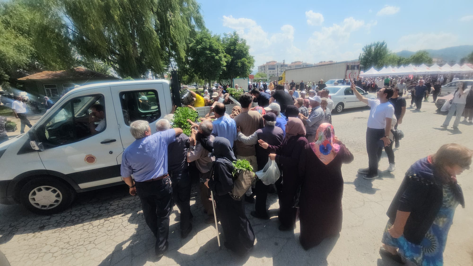 Afyonkarahisar Belediyesi tarafından, Ankara Büyükşehir Belediyesi’nin katkılarıyla gerçekleştirilen domates ve