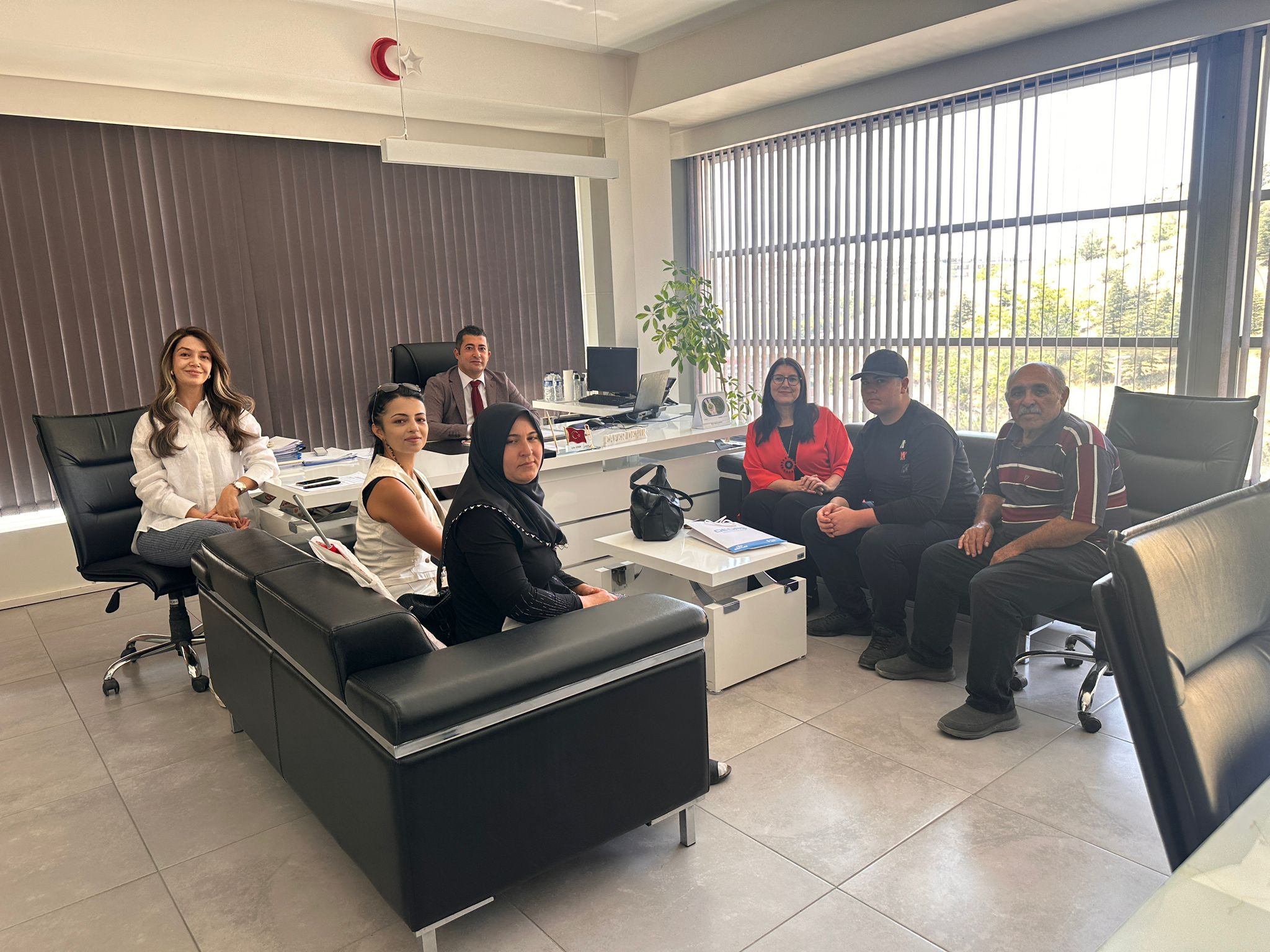 Afyonkarahisar’da yaşayan ve otizmli bir birey olan Ramazan Yılmaz, resim