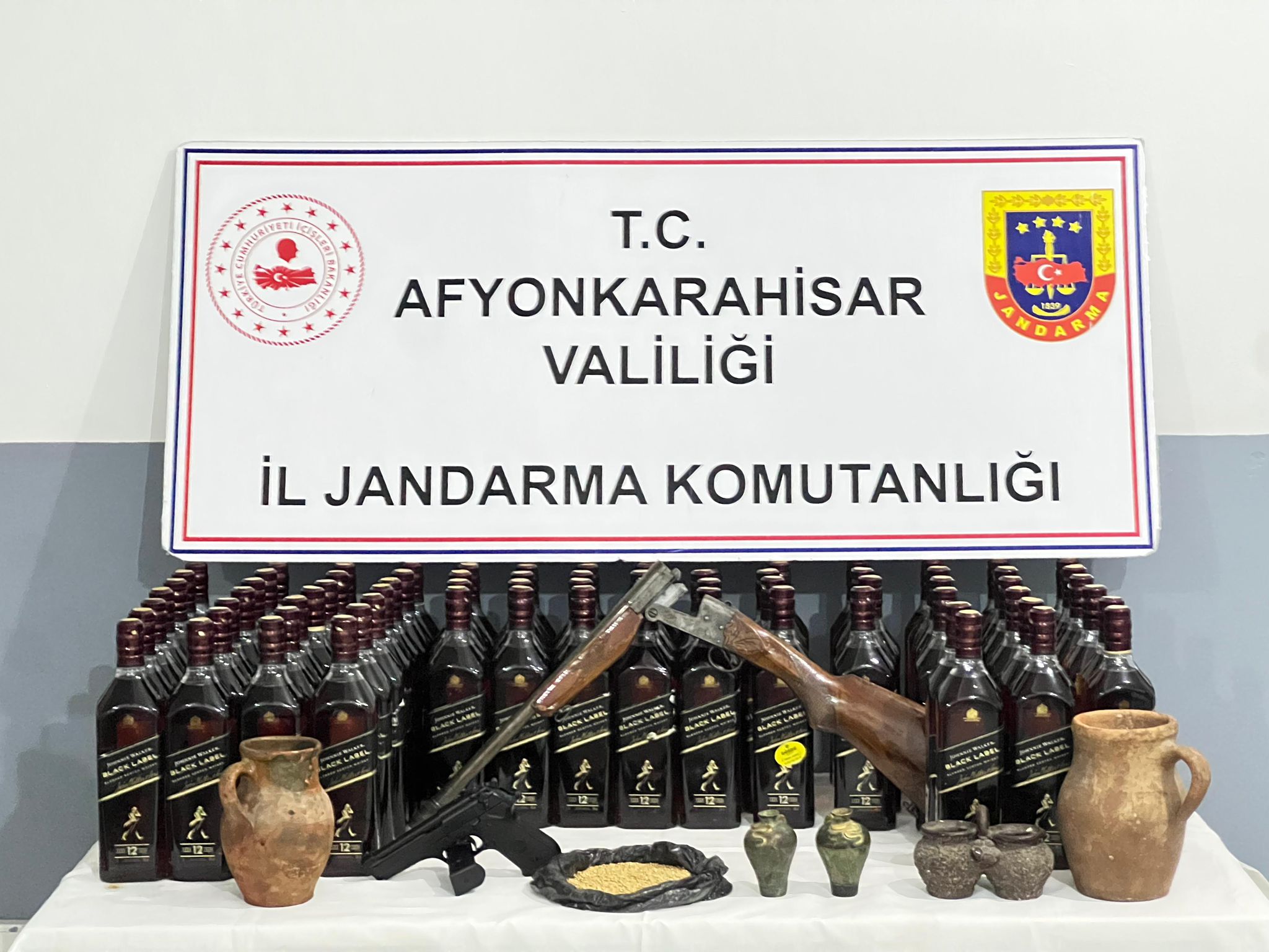 Afyonkarahisar İl Jandarma Komutanlığı ekipleri, Sinanpaşa ilçesine bağlı Garipçe köyünde