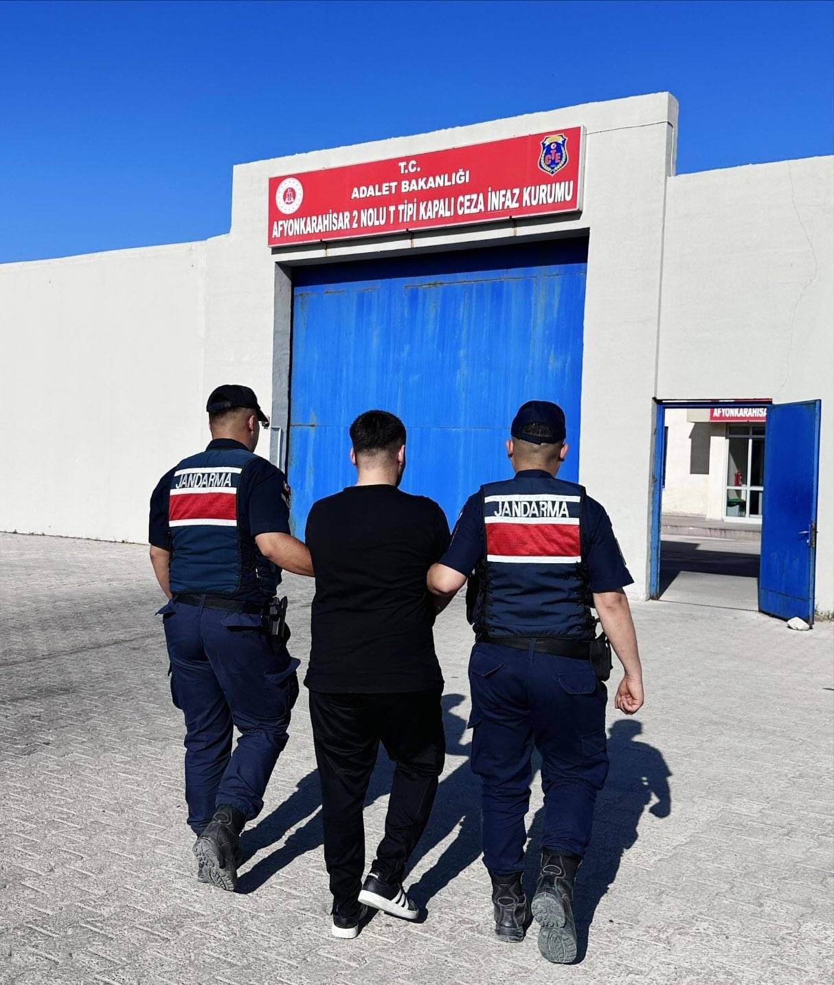 Afyonkarahisar İl Jandarma Komutanlığı ekipleri, aranan şahısların yakalanmasına yönelik yürütülen
