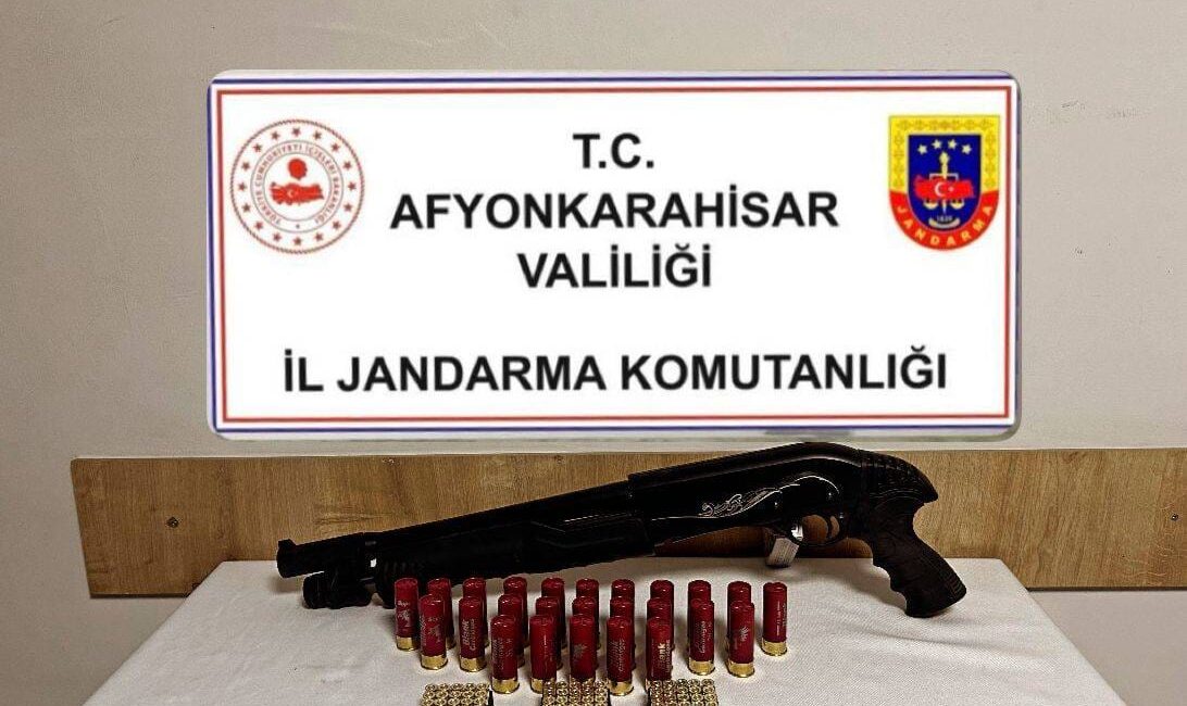 Afyonkarahisar’ın Salar Beldesi Halımoru Köyü’nde jandarma ekiplerinin yaptığı denetimde şüpheli