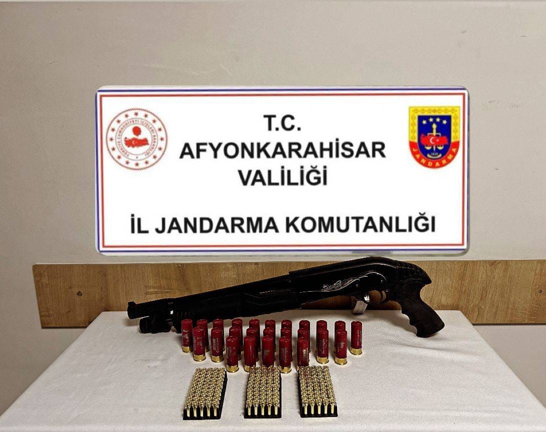 Afyonkarahisar’ın Salar Beldesi Halımoru Köyü’nde jandarma ekiplerinin yaptığı denetimde şüpheli