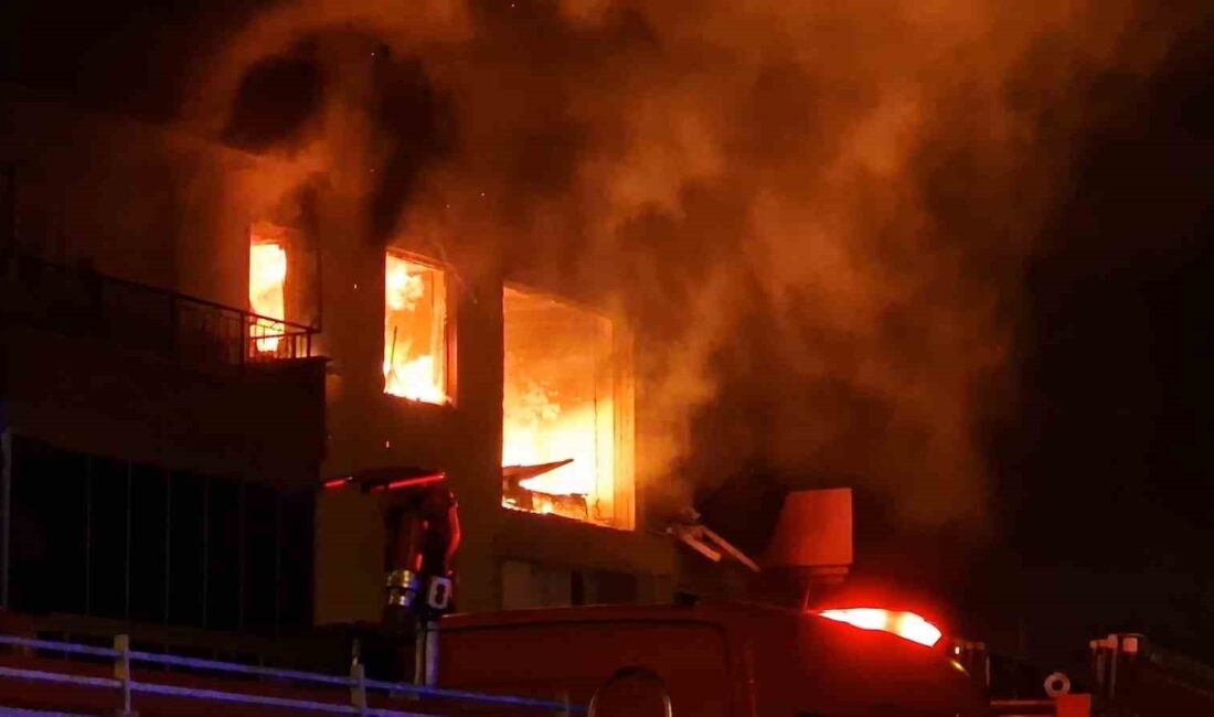 İzmir'in Kemalpaşa ilçesinde çıkan orman yangını ekiplerin havadan ve karadan