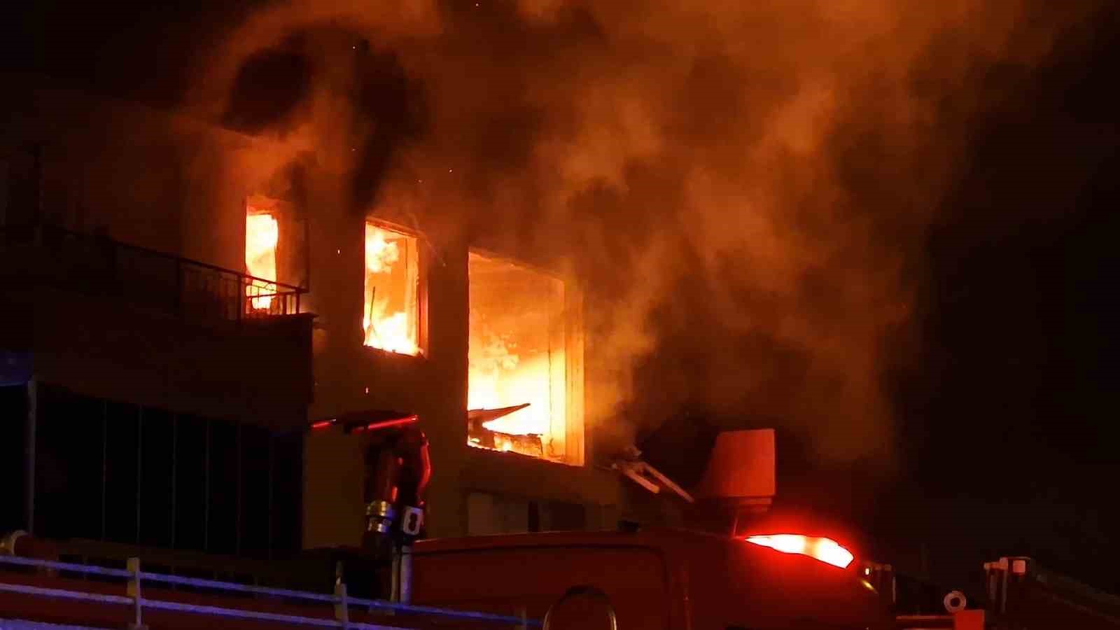 İzmir'in Kemalpaşa ilçesinde çıkan orman yangını ekiplerin havadan ve karadan
