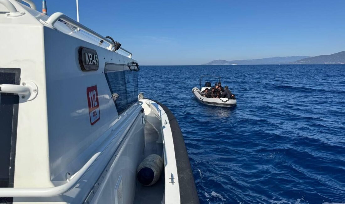 İzmir'in Dikili ilçesi açıklarında 18 düzensiz göçmen yakalandı.