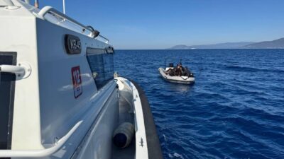 İzmir'in Dikili ilçesi açıklarında 18 düzensiz göçmen yakalandı.