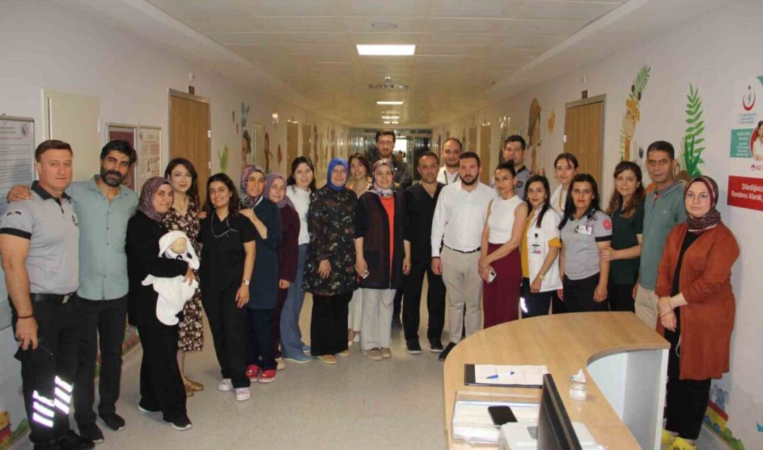 Afyonkarahisar Devlet Hastanesinde gerçekleştirilen ’Pembe ve Mavi Kod’ tatbikatlarında, çocuk