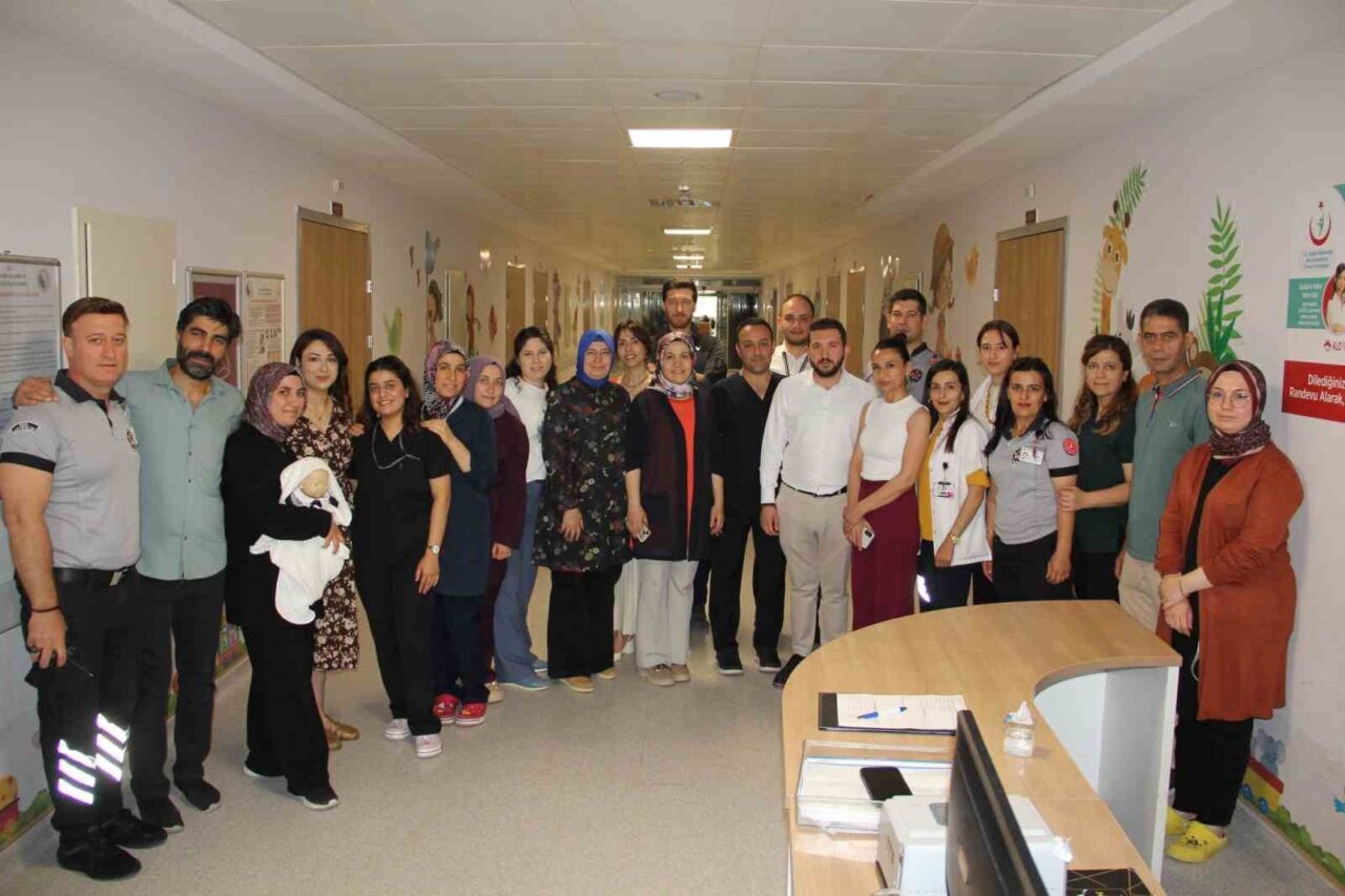 Afyonkarahisar Devlet Hastanesinde gerçekleştirilen ’Pembe ve Mavi Kod’ tatbikatlarında, çocuk