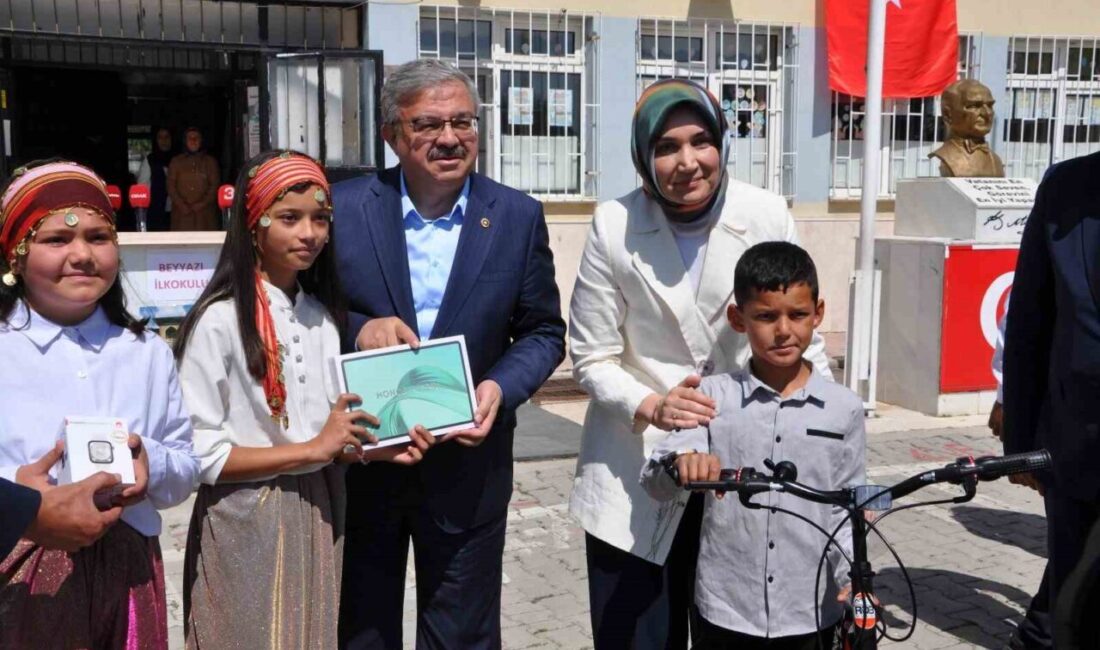 Afyonkarahisar’da 142 bin 592 öğrenci karnelerini alarak yaklaşık 3 ay