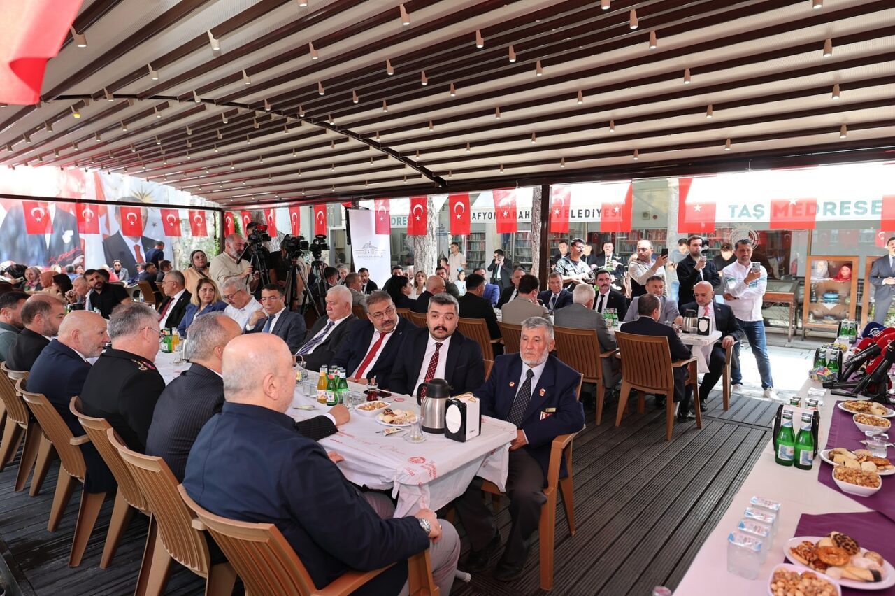 AFYONKARAHİSAR (AA) – Afyonkarahisar Valiliğince, Kurban Bayramı dolayısıyla bayramlaşma programı