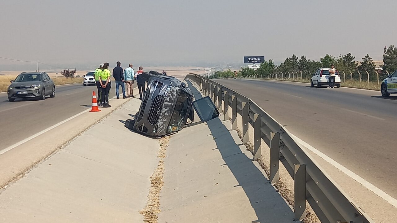 AFYONKARAHİSAR (AA) – Afyonkarahisar'ın Sandıklı ilçesinde devrilen otomobildeki 1 kişi