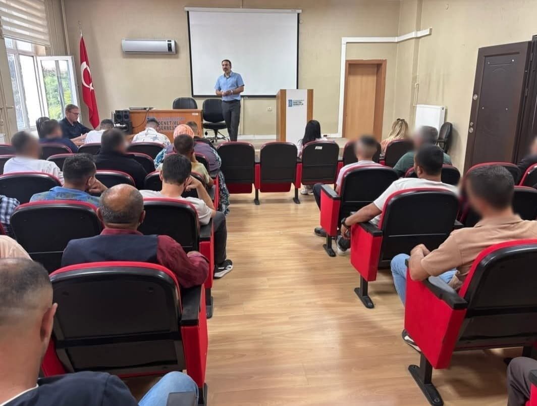 Afyonkarahisar Denetimli Serbestlik Müdürlüğü’nde, yükümlülere yönelik anlamlı bir seminer gerçekleştirildi.